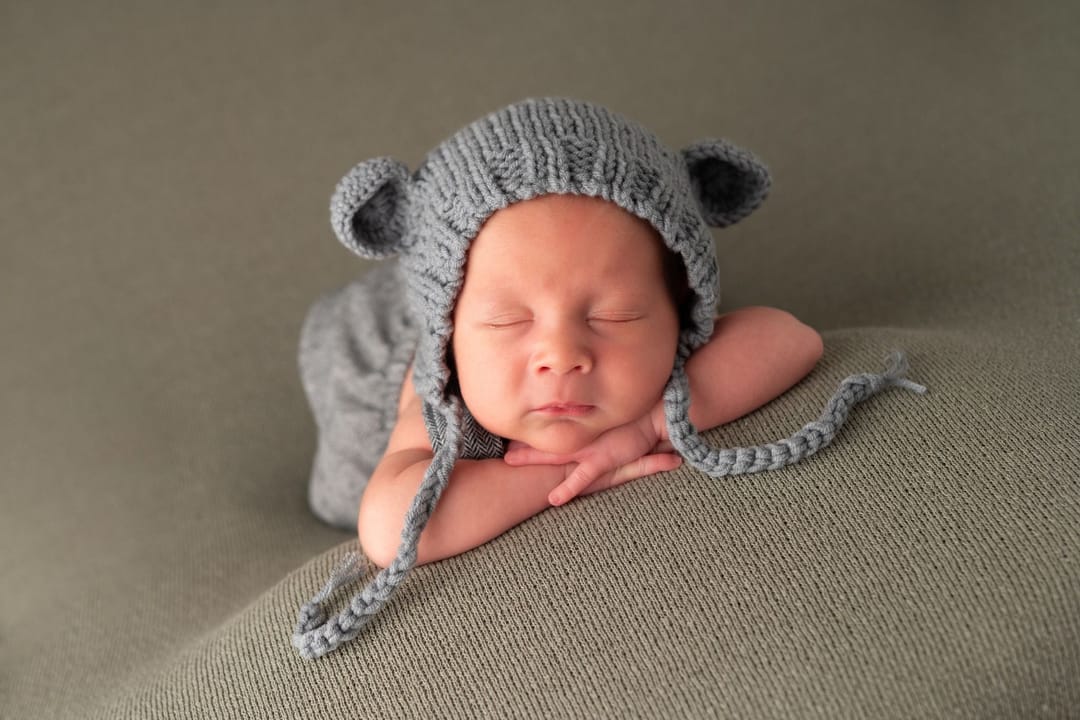 Bebeluș nou-născut înfășat, fotografiat în studioul KinderStory din Târgu Jiu