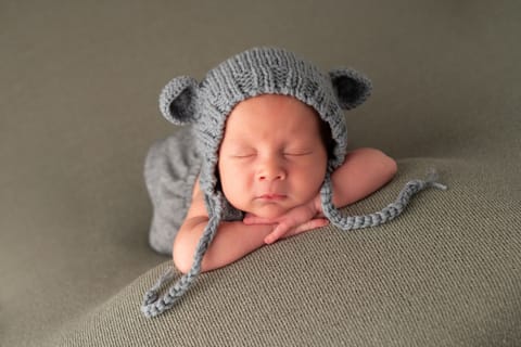 Bebeluș nou-născut înfășat, fotografiat în studioul KinderStory din Târgu Jiu