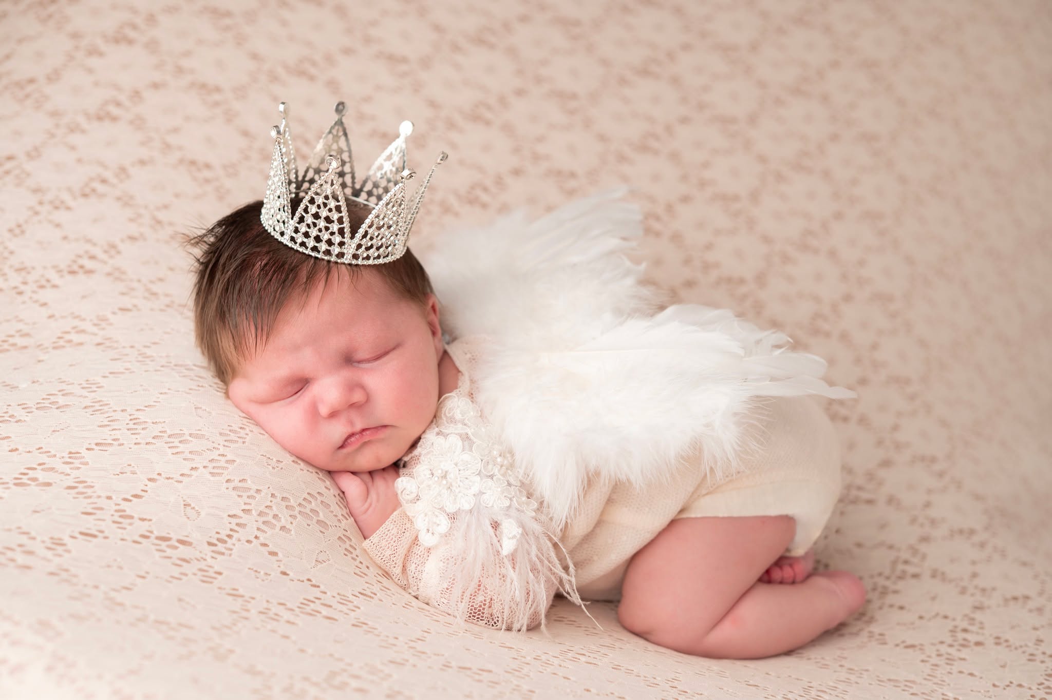 Bebeluș newborn fotografiat în studio – KinderStory